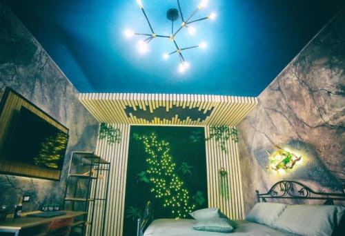Camera Deluxe Numa Pompilio presso Roma Imperial Suites con illuminazione murale, soffitto blu, elegante lampadario moderno e letto bianco