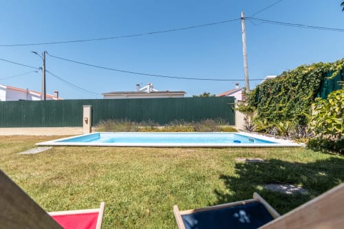 Vila com piscina privada, jardim com gramado verde e terraço ao ar livre em Arestas e Planetas perto de Caparica