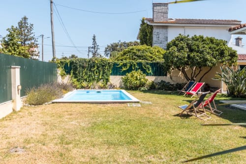 Villa com piscina privada, espreguiçadeiras e paisagismo exuberante em Amora, Portugal