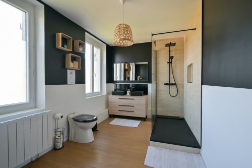Modernes Badezimmer in der Villa Ziane bei Étretat mit Schwarz-Weiß-Design, Holzwaschtisch und begehbarer Dusche