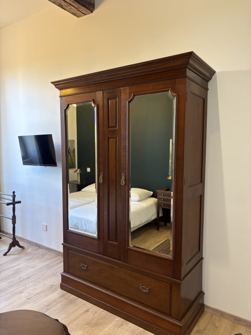 Armoire en bois aux portes miroir dans la chambre d'hôte du Montreal B&B, Montréal du Gers