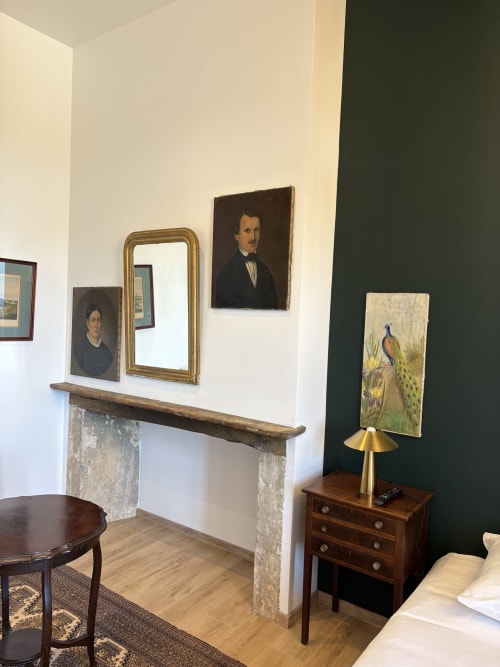 Chambre élégante au gîte Le Montreal à Montréal du Gers avec foyer, portraits, miroir et décoration paon