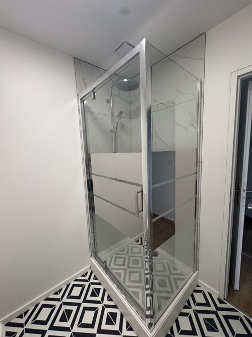 Douche moderne en verre avec cadre blanc dans la Chambre 8 de Le Montreal B&B à Montréal du Gers, France