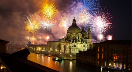I fuochi d'artificio illuminano la Basilica di Santa Maria della Salute e il Canal Grande di Venezia vicino all'hotel Ca Cortigiane