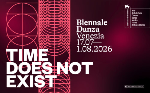 Manifesto Biennale Danza Venezia, 17 luglio - 1 agosto 2026. Design moderno con motivi geometrici rosa su sfondo scuro.