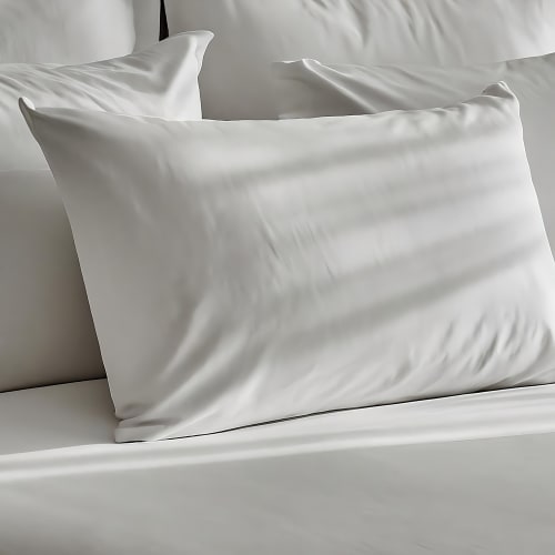 Almofadas e roupas de cama brancas e impecáveis no hotel Aveiro com Paixão Living em Portugal
