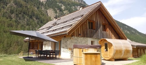 Le Chalet Névalia à Ceillac propose une architecture en bois, sauna tonneau, vue sur les montagnes et terrasse