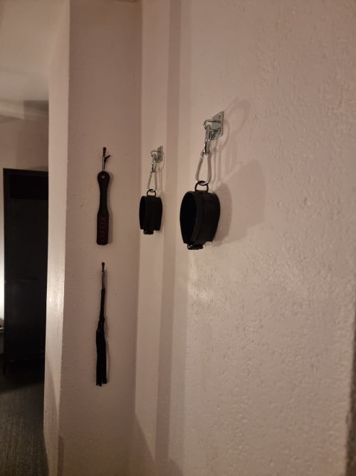 Patères murales avec accessoires en cuir noir dans l'appartement Le Baldaquin, Bayeuzen B&B, Bayeux, France