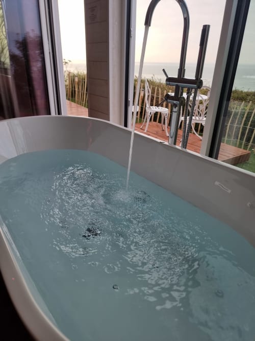Luxueuse baignoire à jets au gîte Bayeuzen avec vue sur la côte de Saint-Côme-de-Fresné