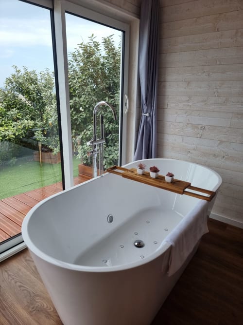 Baignoire îlot luxe avec vue sur jardin, chambre La Mer, gîte Bayeuzen, Saint-Côme-de-Fresné