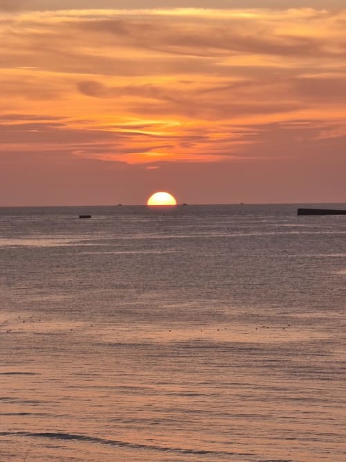 Coucher de soleil doré sur la mer au gîte Bayeuzen La Mer à Saint-Côme-de-Fresné, France
