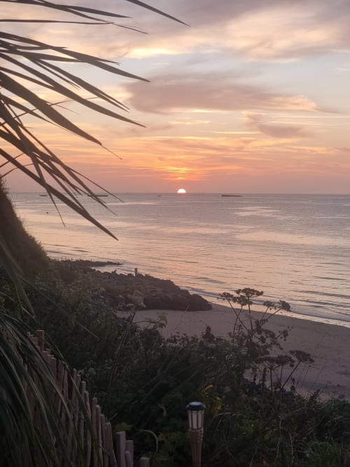Coucher de soleil sur la mer depuis le gîte La Mer de Bayeuzen à Saint-Côme-de-Fresné, France