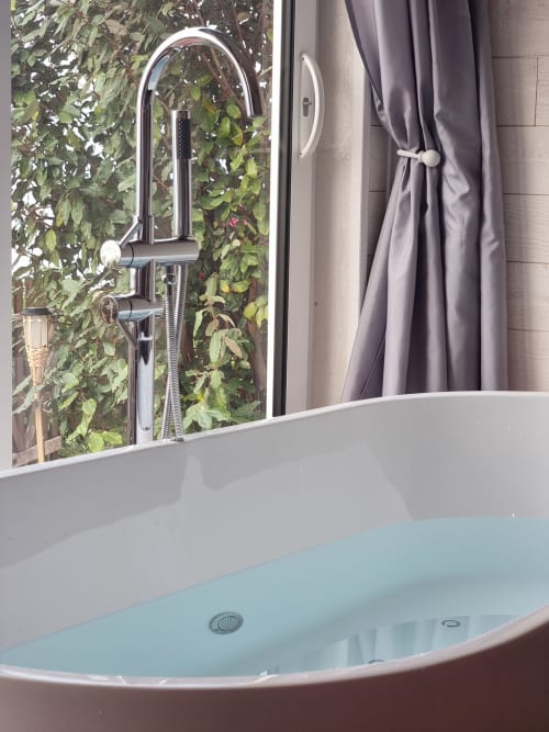 Baignoire balnéo luxe avec robinetterie chromée au gîte Bayeuzen, Saint-Côme-de-Fresné, vue sur le jardin