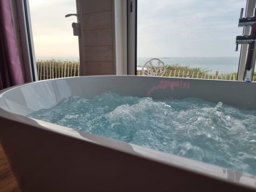 Bain à remous bouillonnant avec vue sur la mer au gîte Bayeuzen à Saint-Côme-de-Fresné, France