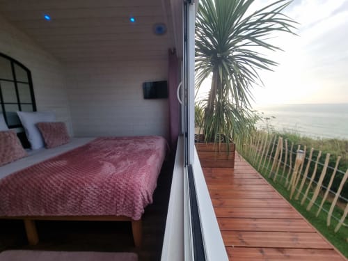 Chambre côtière avec vue sur mer depuis le balcon à la Maison d'hôtes Bayeuzen, Saint-Côme-de-Fresné