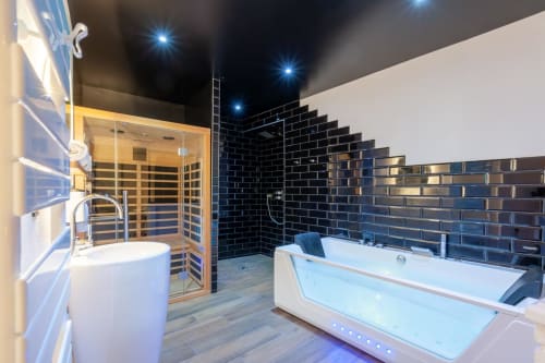 Salle de bains luxe moderne à Bayeuzen avec baignoire spa, douche à l'italienne et sol chauffant à Bayeux, France