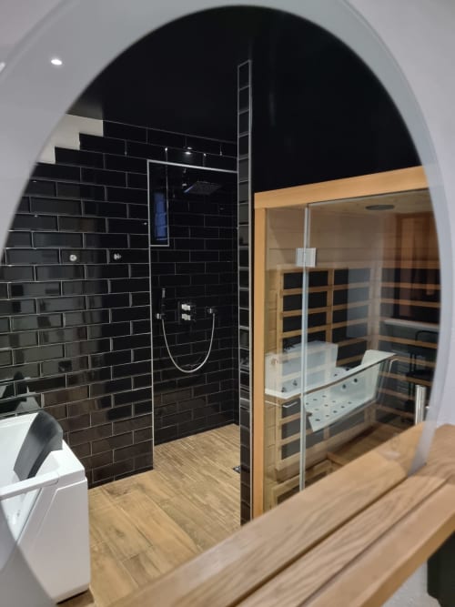 Salle de bain moderne avec douche en carrelage subway noir et baignoire spa à la Bayeuzen B&B, Bayeux