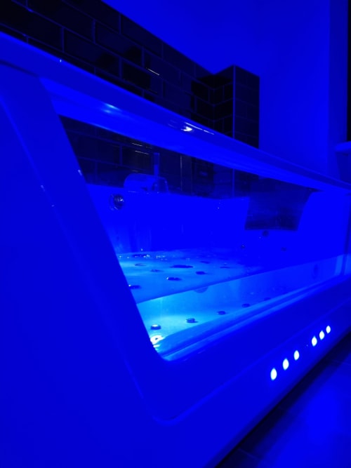 Appartement spa à Bayeux avec baignoire d'hydrothérapie illuminée en bleu et éclairage subaquatique, Bayeux, France