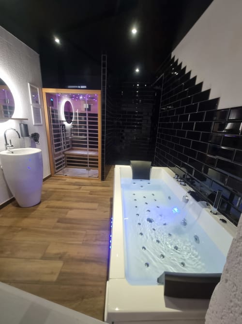Salle de bain spa moderne à l'appartement Bayeuzen Baldaquin avec bain à remous, cabine sauna et carrelage noir
