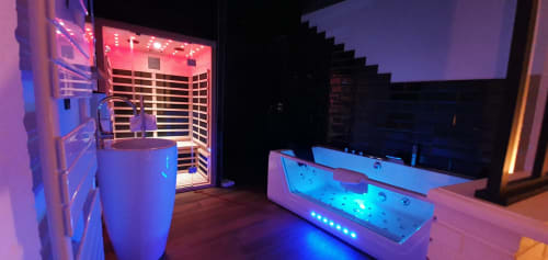 L'appartement spa Le Baldaquin de la maison d'hôtes Bayeuzen propose un sauna infrarouge et un bain d'hydrothérapie avec éclairage bleu ambiance.