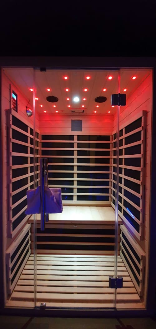 Cabine sauna infrarouge avec chromothérapie rouge à l'appartement Le Baldaquin à Bayeux, France