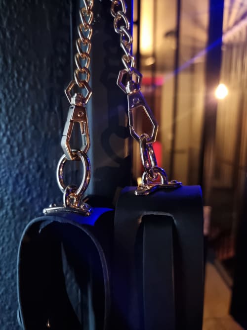 Détail de fermoir à chaîne argentée sur sac en cuir noir à l'hôtel boutique Bayeuzen à Bayeux, France