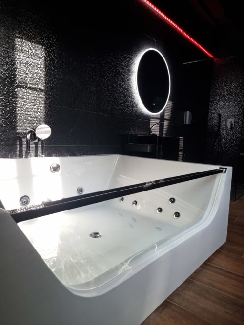 Salle de bain spa moderne avec baignoire balnéo blanche et miroir illuminé à la villa Le Jardin, Bayeux