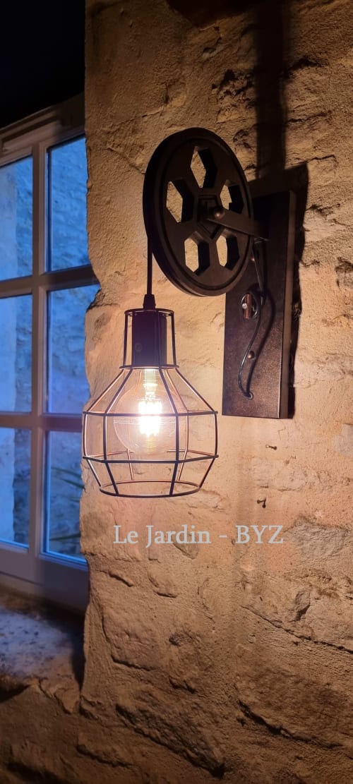Mur de pierre rustique avec lampe à poulie industrielle à la villa Le Jardin, Bayeux