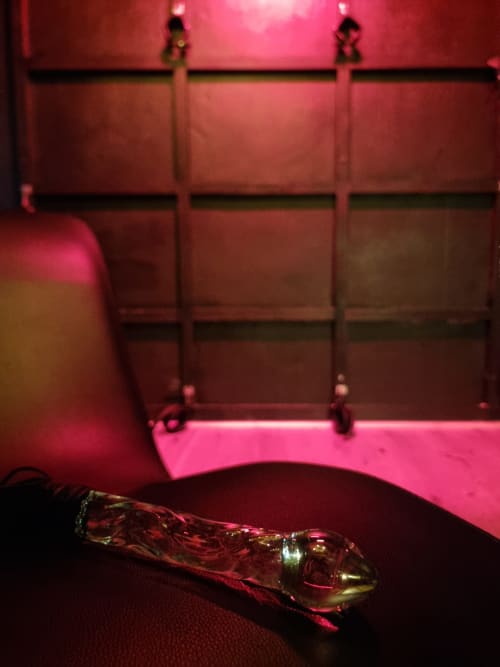 Carafe en cristal sur surface sombre avec éclairage rose néon dans une chambre d'hôtel luxueuse à Bayeux