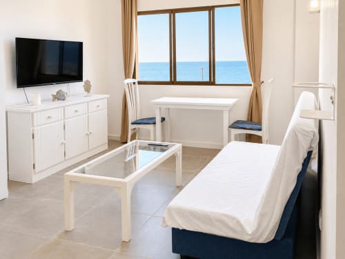 Apartamento Restinga Vista Mar en Tenerife con vistas al mar, salón amueblado con TV, sofá y balcón con vista al océano