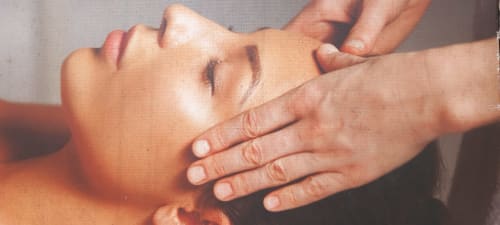 Personne recevant un massage facial au gîte Prehistogite à Saint Genies, France