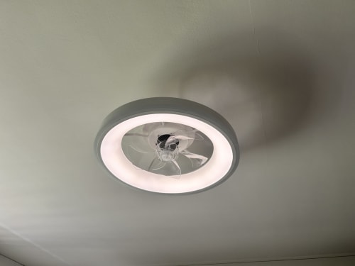 Luminaire LED moderne au plafond de la chambre Les Tamaris aux Chambres Mes Oasis B&B, Villers lès Nancy