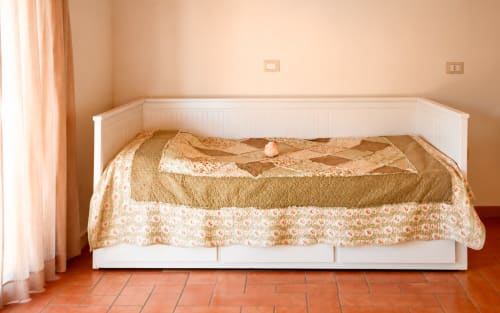 Camera Suite Familiare presso il Corte delle Giuggiole B&B di Cologna Veneta con letto bianco e biancheria in tonalità terra calda