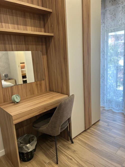 Moderno scrittoio per camera da letto con specchio presso l'Anima Est B&B a Napoli, Italia