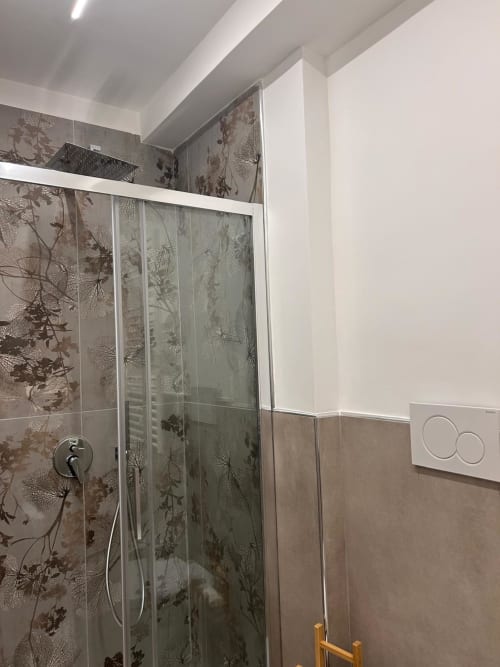 Bagno moderno con doccia a filo pavimento e piastrelle botaniche presso Anima Est B&B, Napoli