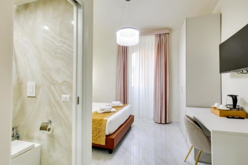 Camera Deluxe con letto king presso Domus Praeclara Merulana Roma, con bagno in marmo e comfort moderni