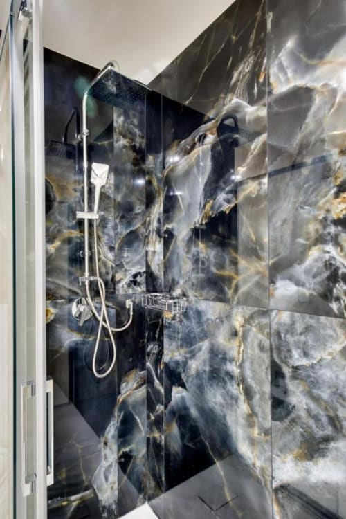 Moderno bagno nella Superior King Room dell'hotel Domus Praeclara Merulana a Roma, con pareti in marmo e dettagli dorati