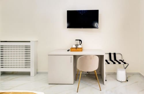 Camera Superior King moderna presso Domus Praeclara Merulana a Roma, con scrivania e sedia, TV a schermo piatto, bollitore elettrico