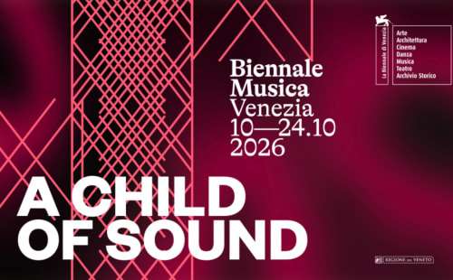 Poster della Biennale Musica Venezia 2026 con titolo 'A Child of Sound' e design geometrico rosa