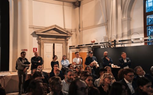 Evento presso l'hotel Ca Cortigiane a Venezia, ospiti e relatori in elegante spazio interno con architettura storica