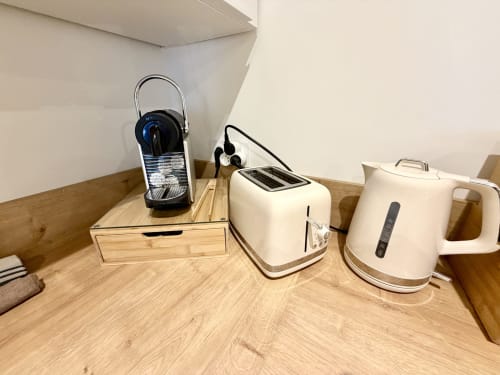 Appareils de cuisine sur bureau en bois : machine Nespresso, grille-pain et bouilloire électrique à la villa COTE LANDES