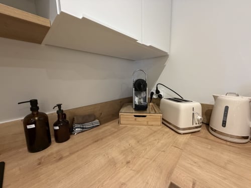 Comptoir de cuisine avec machine Nespresso, grille-pain couleur crème et bouilloire électrique à la villa Côte Landes