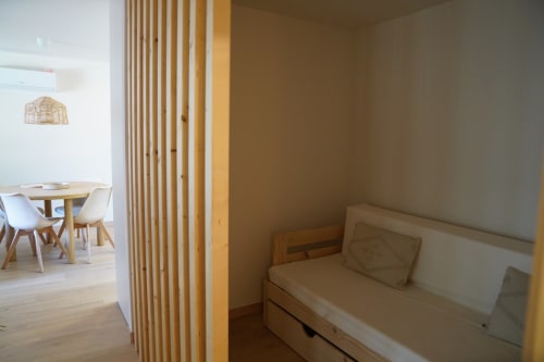 Apartamento estúdio Terra Clara em Esposende com alcova de quarto, área de refeições e divisória de madeira