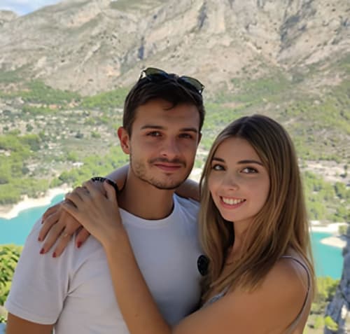 Pareja sonriendo en el hotel Aloha Calpe con vistas al valle montañoso y aguas turquesas de Calpe, España