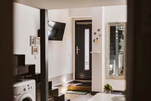 Charme da Graça apartment in Belém, Lisboa with modern kitchen, TV, hallway entrance, washing machine, and furnished living