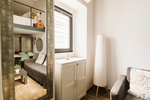 Modern apartment bedroom at Charme da Graça, Belém, Lisboa, featuring bed nook, window, desk, and contemporary furnishings