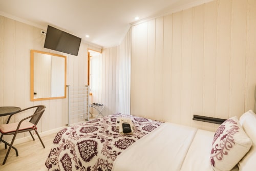 Single bedroom at Charme da Graça hotel in Lisbon with en-suite bathroom, TV, and modern furnishings