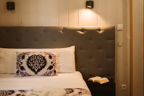 Cozy single room at Charme da Graça hotel in Lisboa with upholstered headboard and decorative pillows