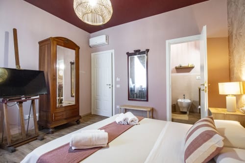 Camera Corallo presso l'Epimoni B&B di Catania con letto matrimoniale, armadio in legno e bagno privato