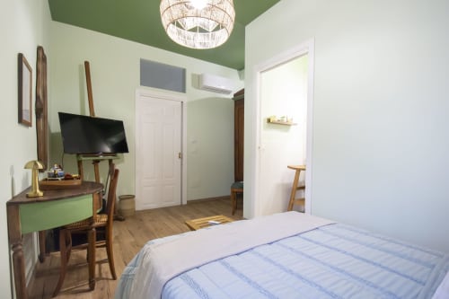 Camera singola Alga presso Epimoni B&B a Catania con soffitto verde, scrivania, TV, letto con biancheria blu e bagno privato